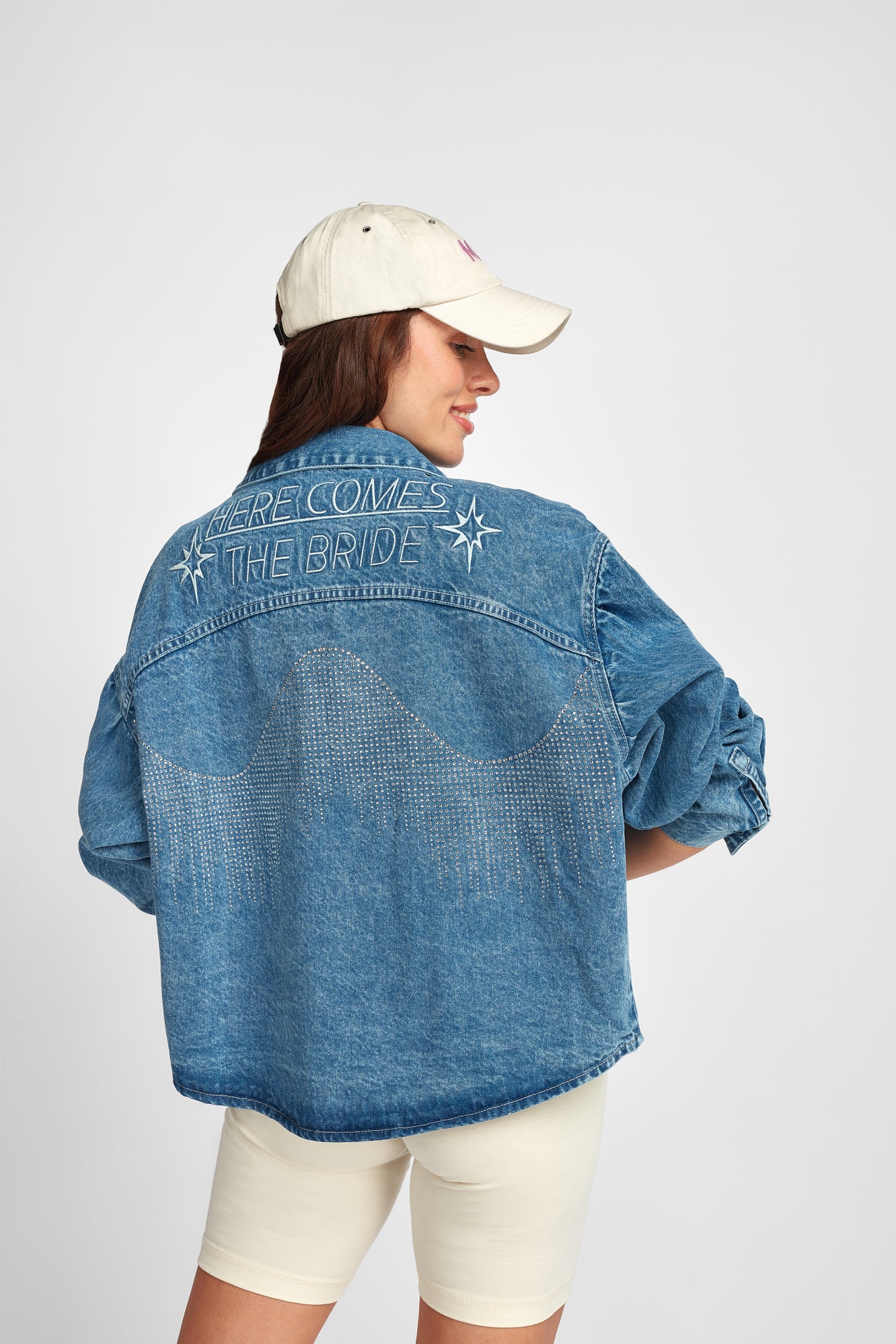 Modelo usando la Casaca Stella oversize de denim Clubmatte