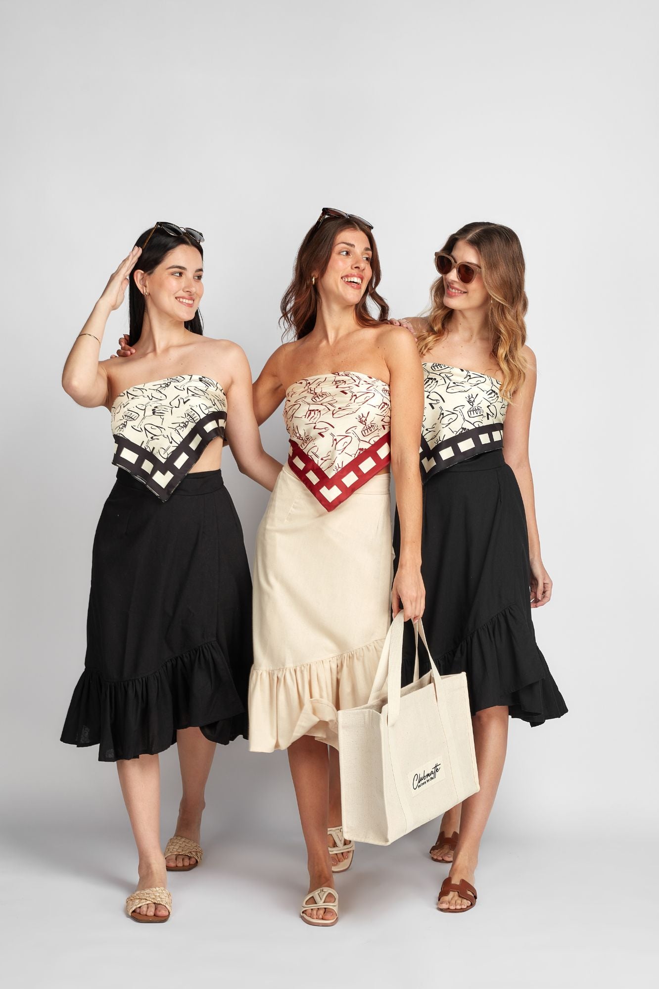 Tres modelos usando pañuelo Olivia, falda Stella y tote bag en un look fashion Clubmatte