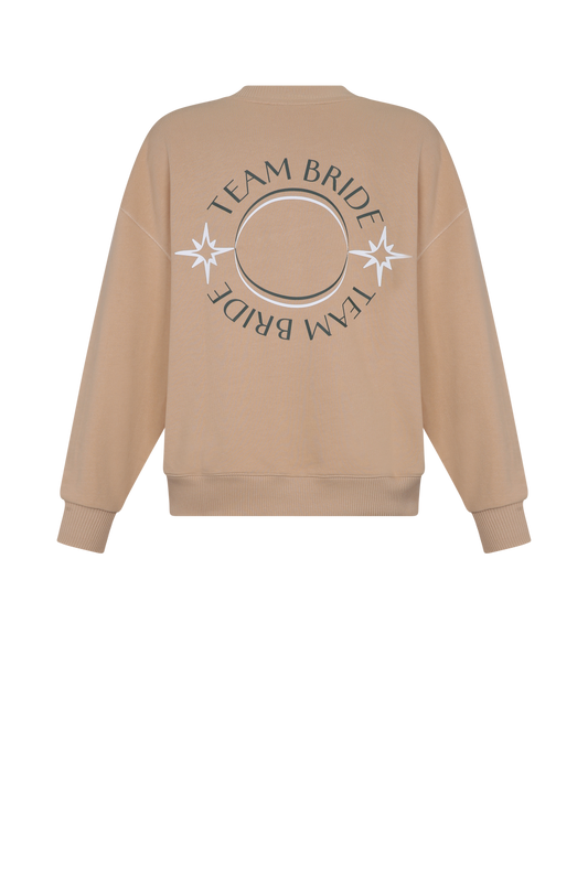 Polera Kyle  oversize de algodón beige frase "Team Bride" Clubmatte vista posterior