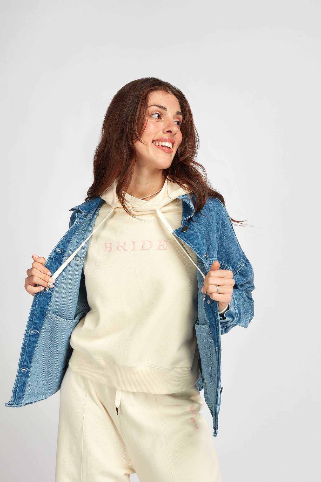 Modelo usando la Casaca Stella  denim, polera y pantalón Sally color crudo Clubmatte